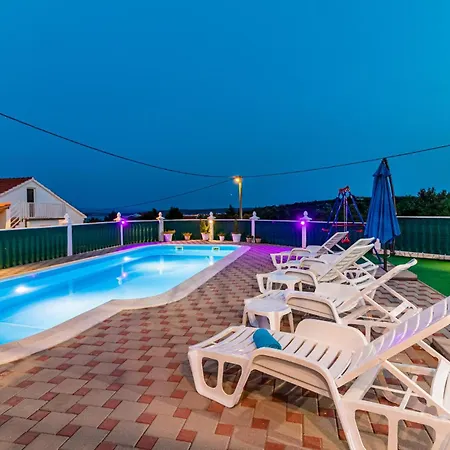 Five-bedroom Holiday In Kastel Novi