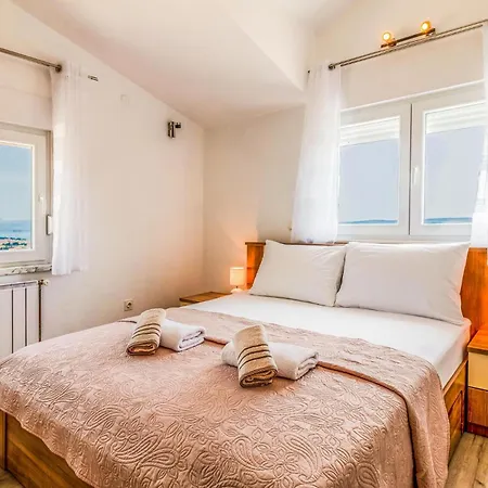 Five-bedroom Holiday In Kastel Novi