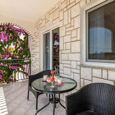 Five-bedroom Holiday In * Kastel Novi