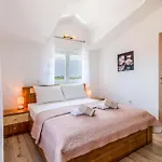 Five-bedroom In بيت للعطل