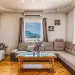 Five-bedroom In بيت للعطل