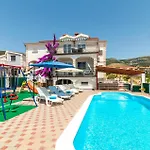 Five-bedroom In بيت للعطل *