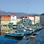 Five-bedroom In بيت للعطل Kaštel Novi