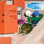 Five-bedroom In بيت للعطل