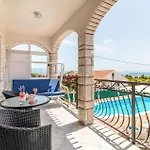 بيت للعطل Five-bedroom In *