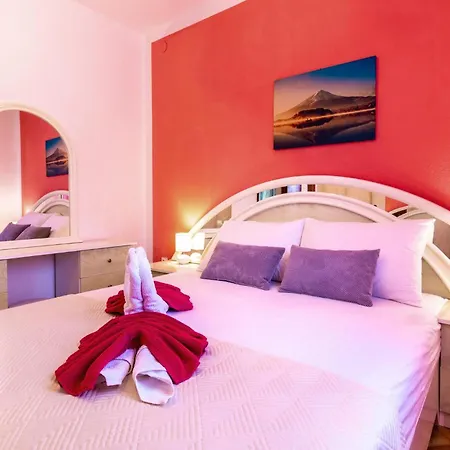 Five-bedroom In بيت للعطل